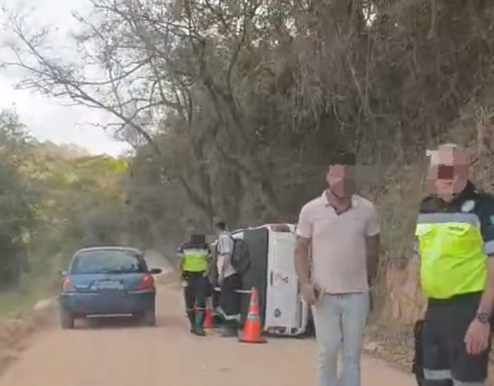 Caminhonete capota na estrada do Inhandjara e motorista fica ferido (com vídeo)